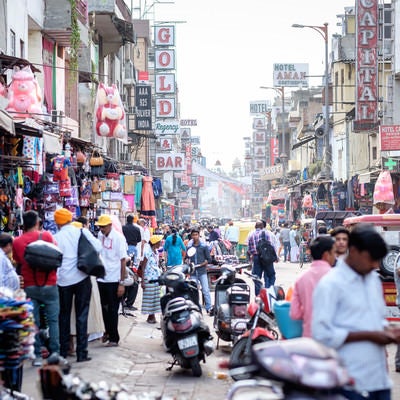 インド・ニューデリーの大きな商店街の写真