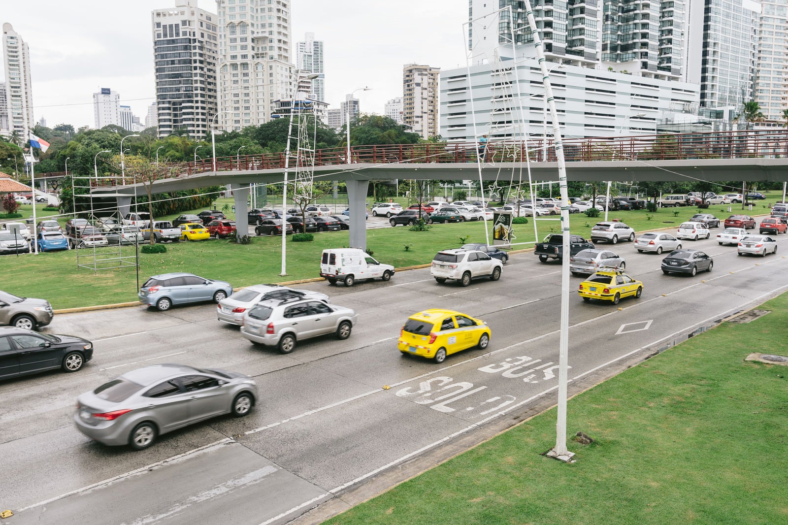 「交通量の多いパナマの街並み」の写真