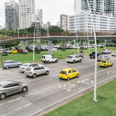 交通量の多いパナマの街並みの写真