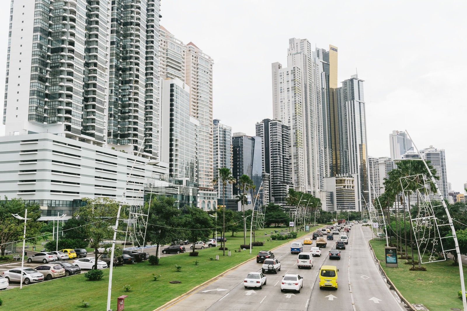 「高層マンションが立ち並ぶパナマの都市部」の写真