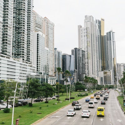 高層マンションが立ち並ぶパナマの都市部の写真