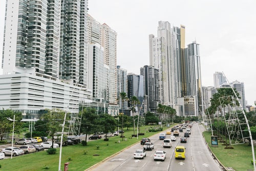 高層マンションが立ち並ぶパナマの都市部の写真