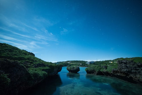 星空と沖縄の海の写真