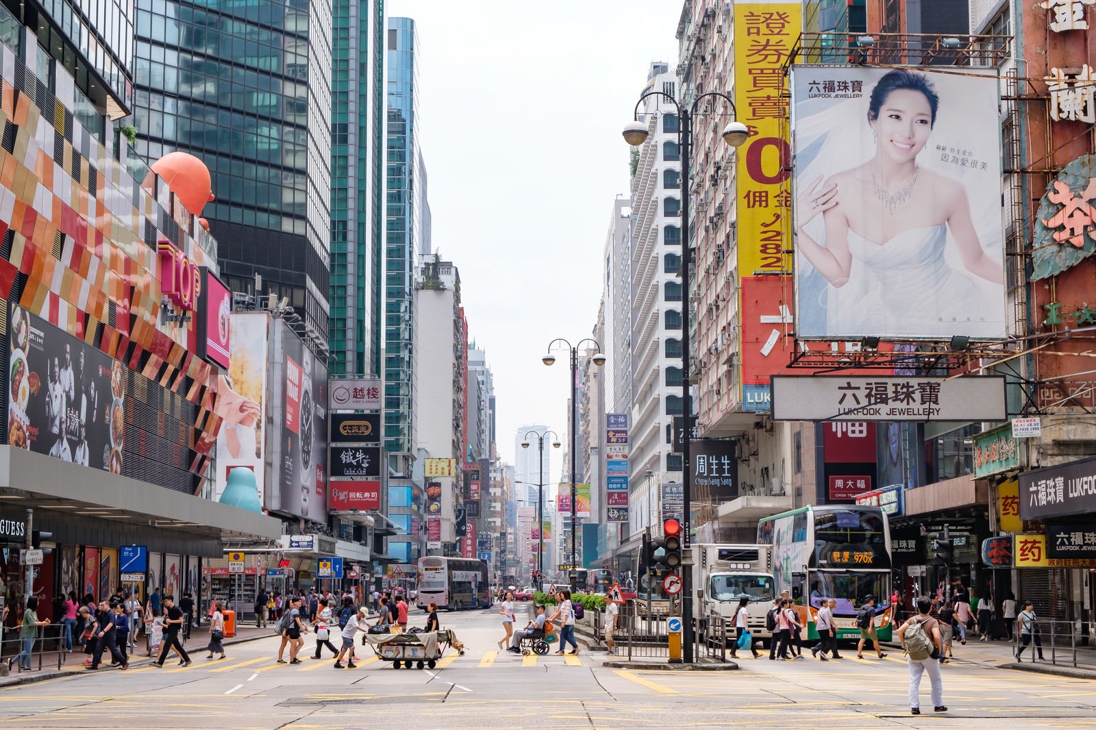 「香港の都市部の景観と横断する人々」の写真