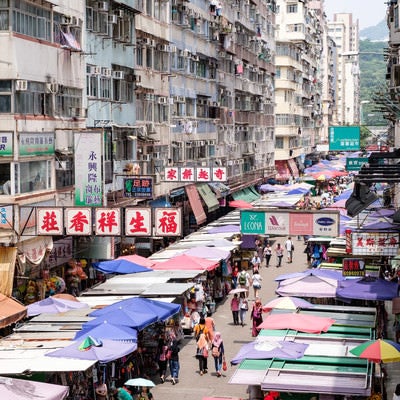 香港の雑多な商店街の写真