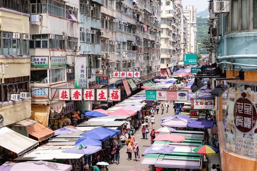香港の雑多な商店街の写真