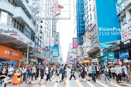 香港都市部の人混みの写真