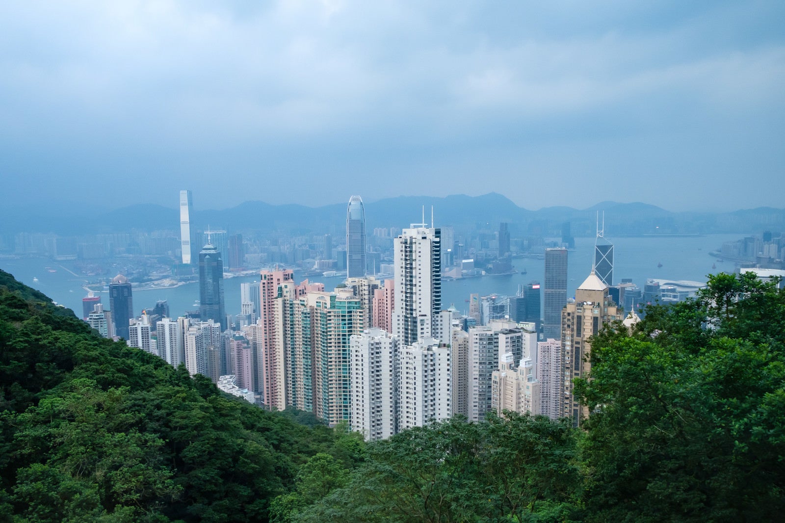 「高層ビルが建ち並ぶ香港」の写真