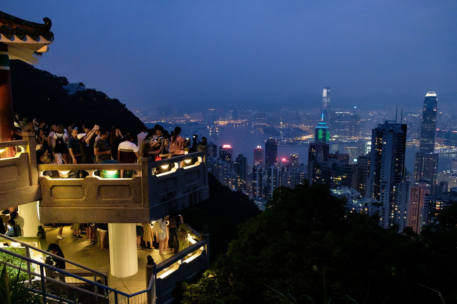 「香港の100万ドルの夜景を撮影する観光客」の写真
