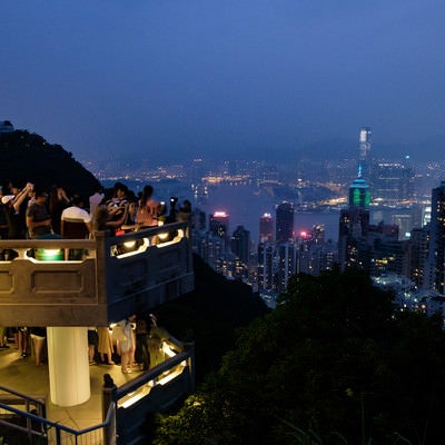 香港の100万ドルの夜景を撮影する観光客の写真