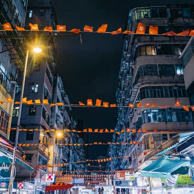 香港旗が吊るされた商店街の写真