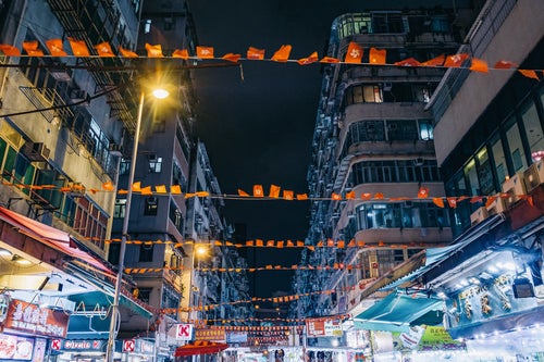 香港旗が吊るされた商店街の写真