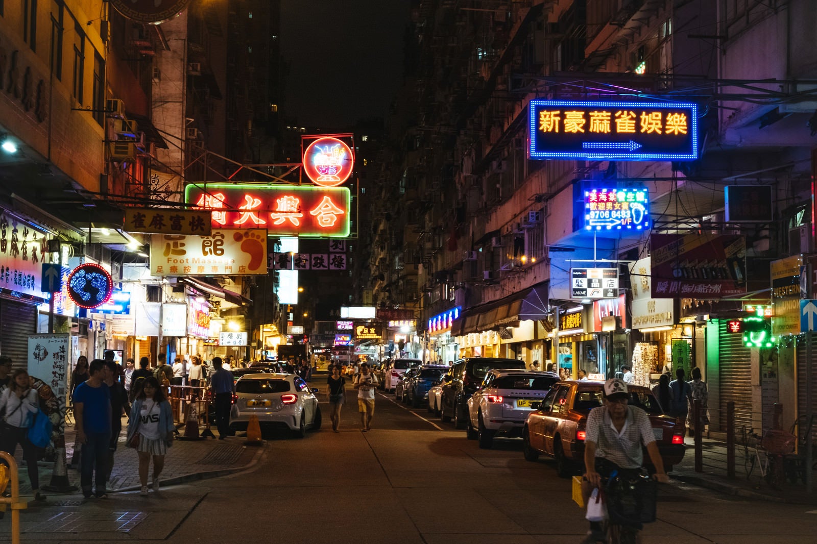 「ネオン輝く香港の繁華街」の写真