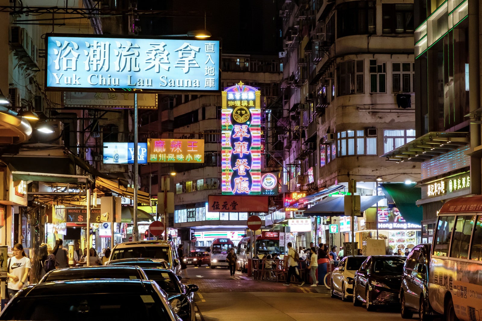 「ディープな香港の繁華街」の写真