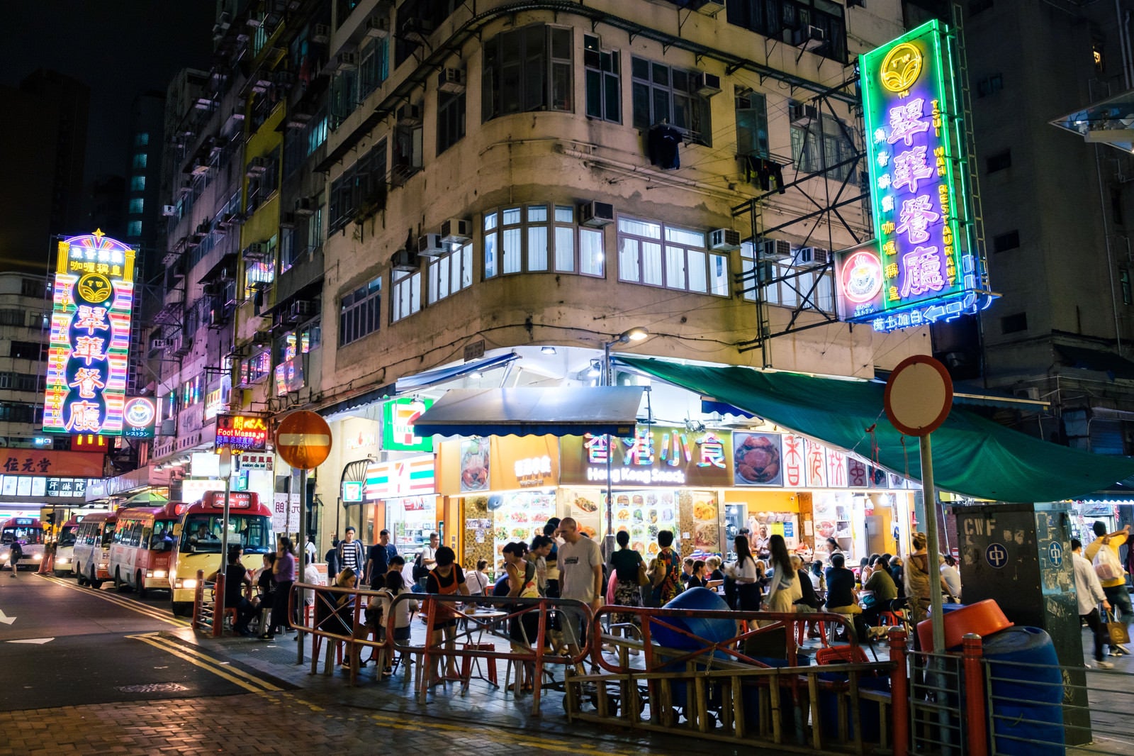 「人で溢れる夜の繁華街（香港）」の写真