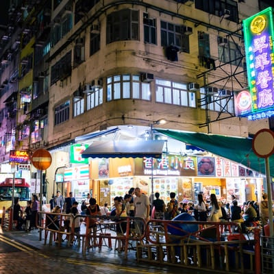 人で溢れる夜の繁華街（香港）の写真