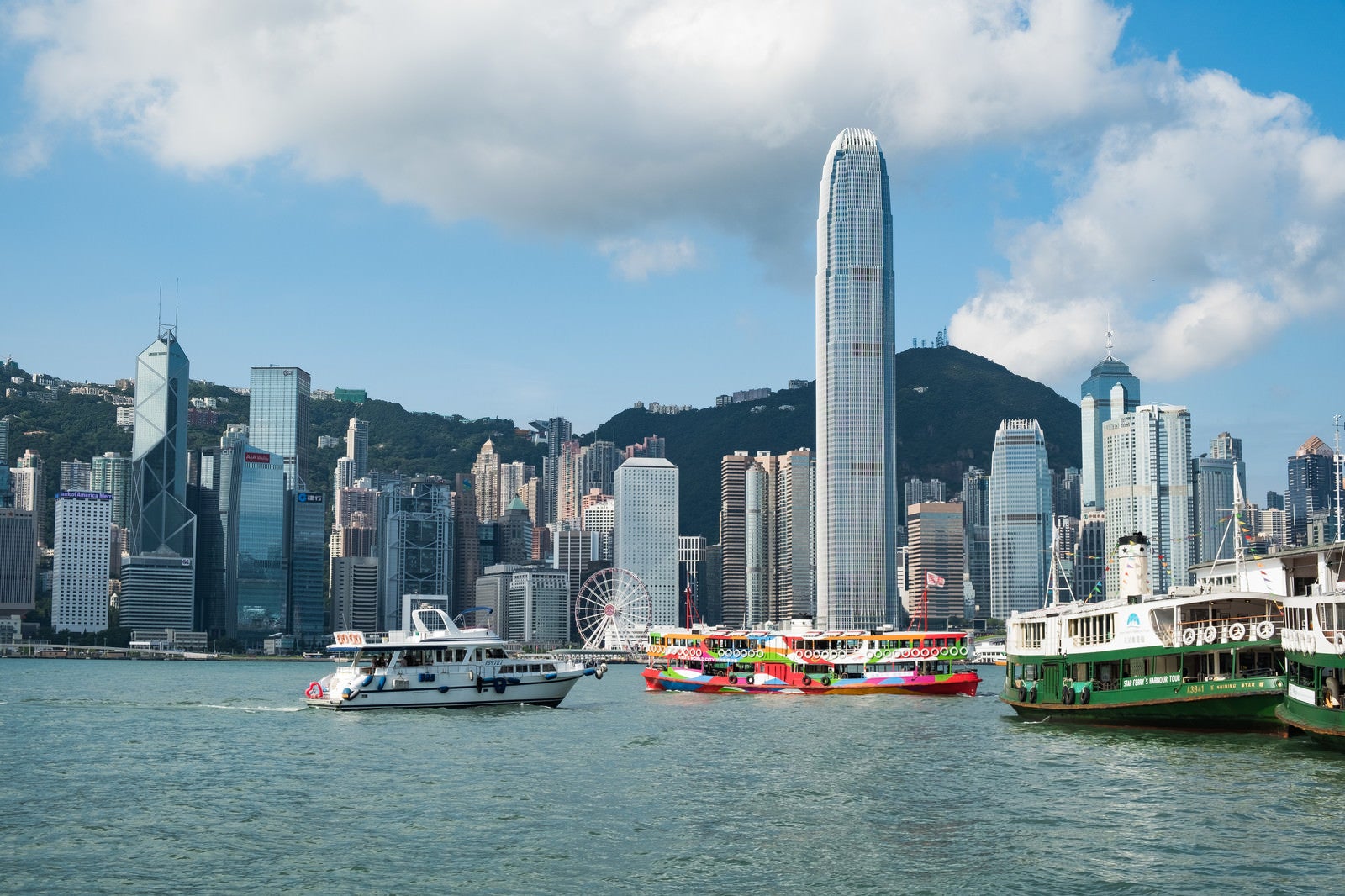 「香港のビル群と遊覧船」の写真