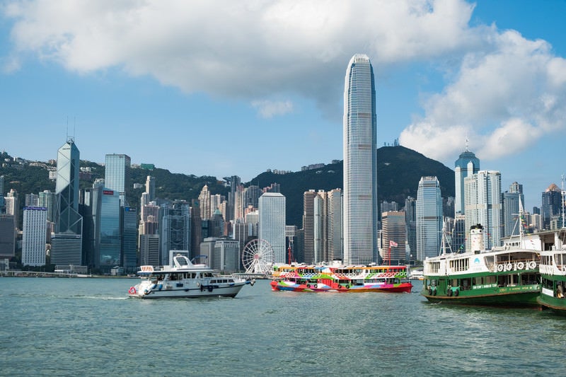 香港のビル群と遊覧船の写真