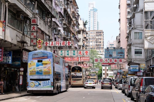 香港の雑多な街並みの写真