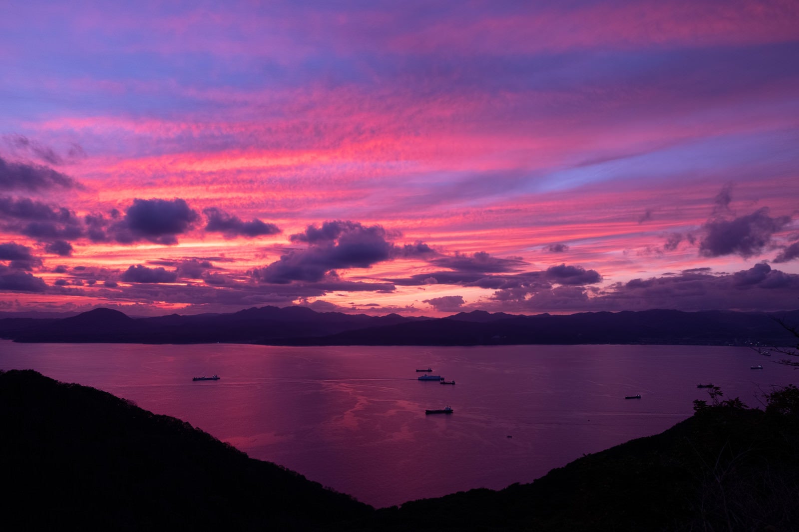 「紫の夕暮れと湖」の写真