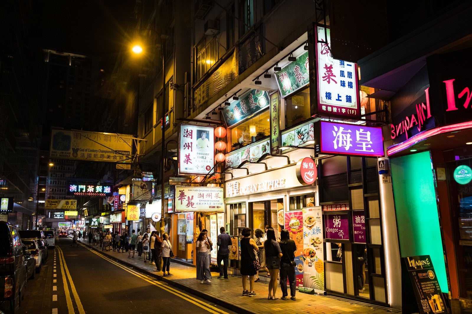 「夜の香港の街並み」の写真