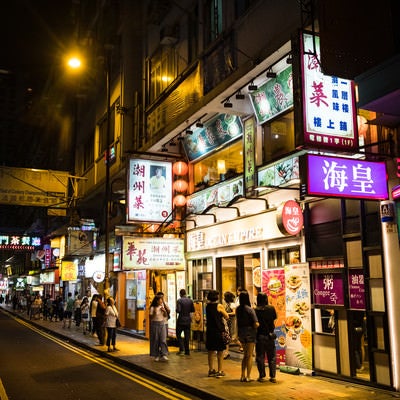 夜の香港の街並みの写真