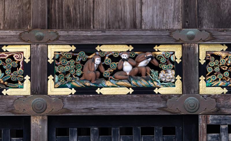 日光東照宮の社殿に飾られた見ざる聞かざる言わざるの三猿