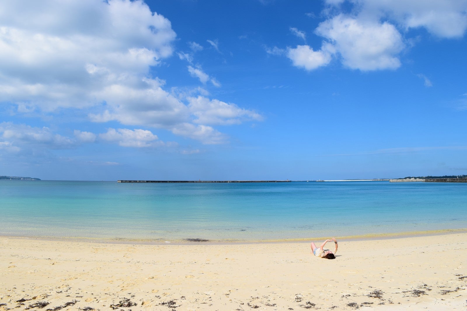 「開放的な沖縄の海を楽しむ」の写真