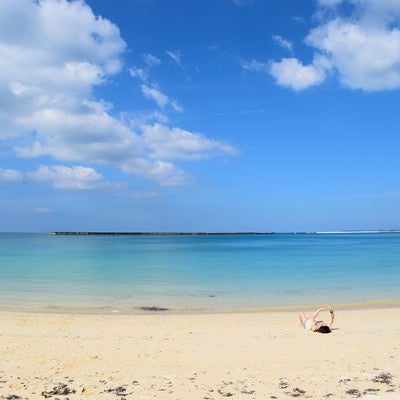 開放的な沖縄の海を楽しむの写真