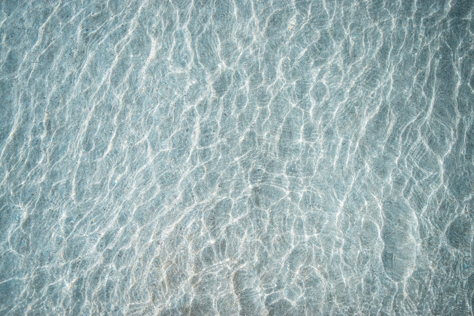 「浅瀬の海と砂紋」の写真