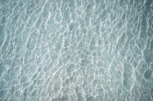 浅瀬の海と砂紋の写真