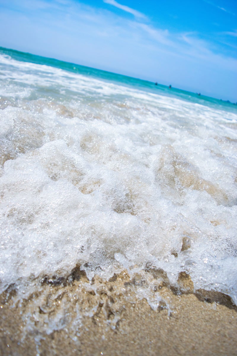 「晴れた日の砂浜と海」の写真