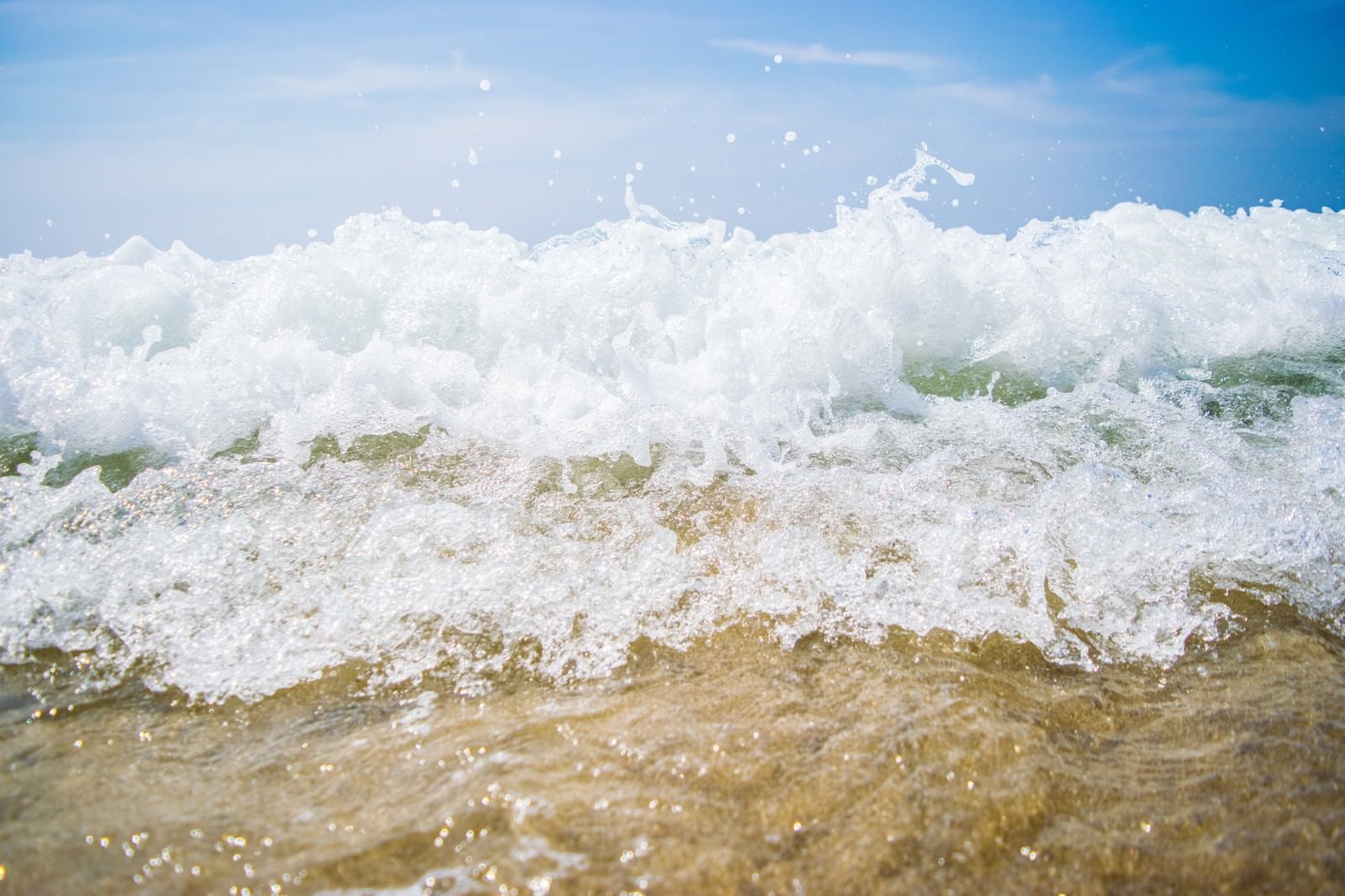 「波打ち際と波しぶき」の写真