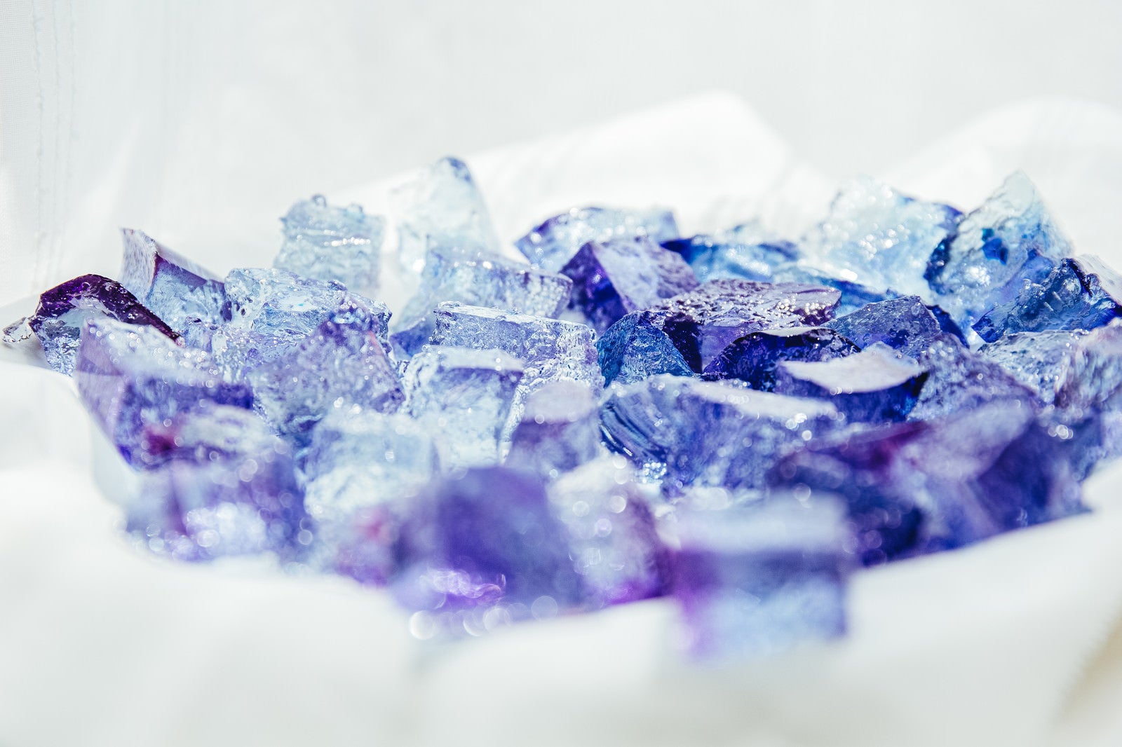 「青い琥珀糖」の写真