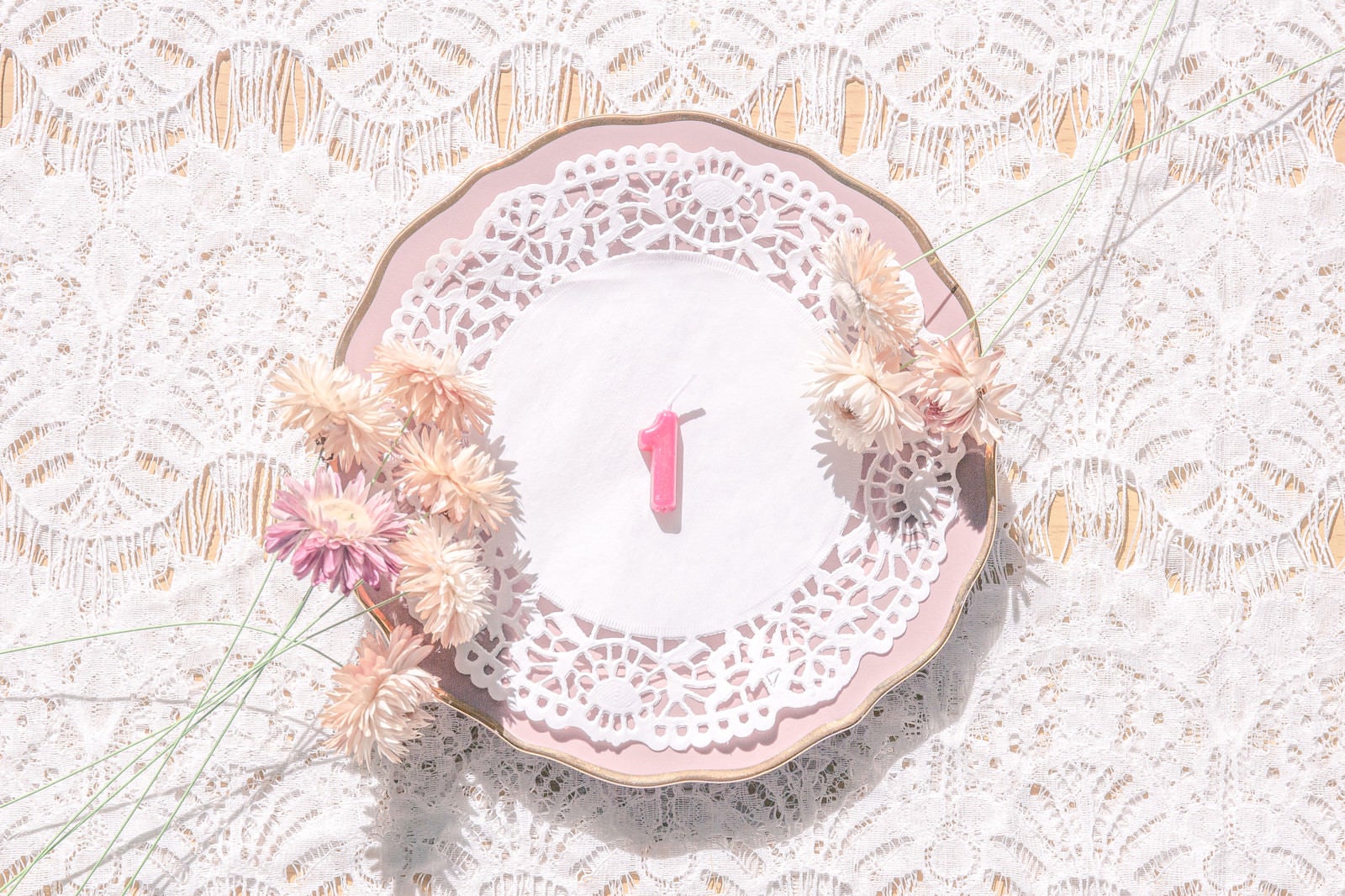 「アンティークなお皿と数字の「1」」の写真