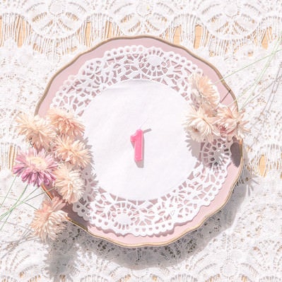 アンティークなお皿と数字の「1」の写真