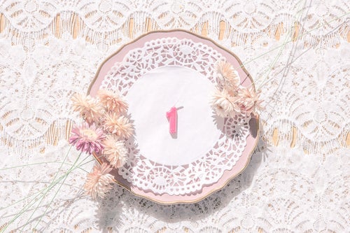 アンティークなお皿と数字の「1」の写真