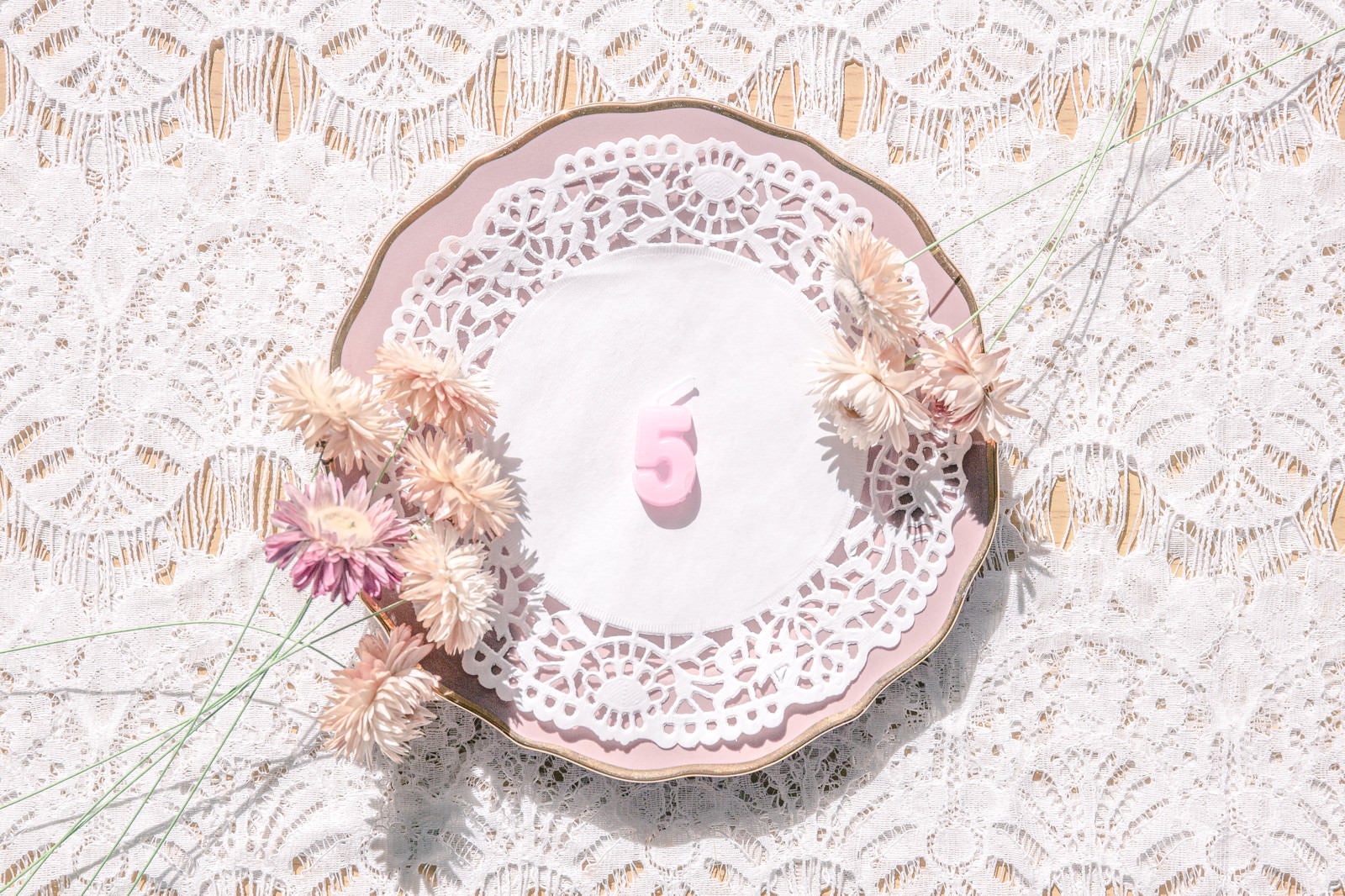 「アンティークなお皿と数字の「5」」の写真
