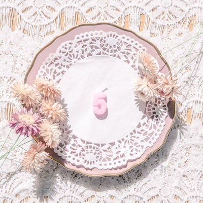 アンティークなお皿と数字の「5」の写真
