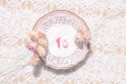 アンティークなお皿と数字の「10」の写真