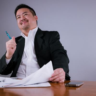 仕事中に新しいアイデアを思いついた男性の素材