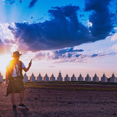 世界エネルギーセンターでパワーを浴びる旅人の写真