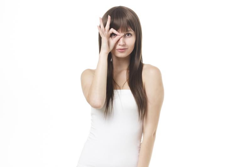 カメラに向かい丸見えポーズを取る女性モデル