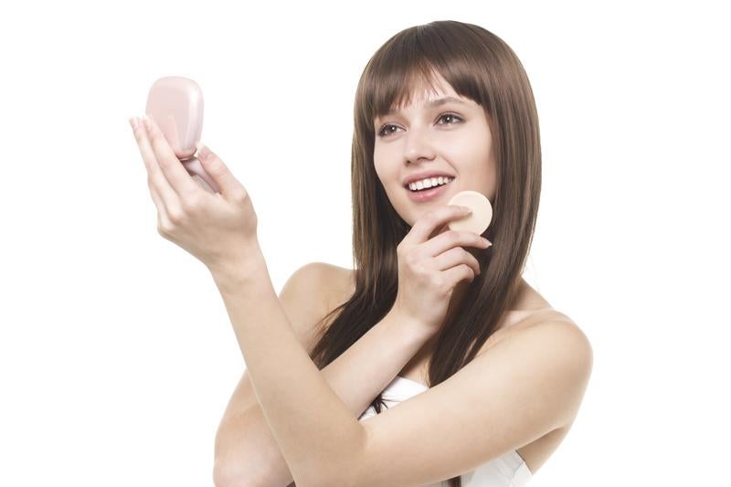 メイク・コスメ商品の紹介をする女性モデル