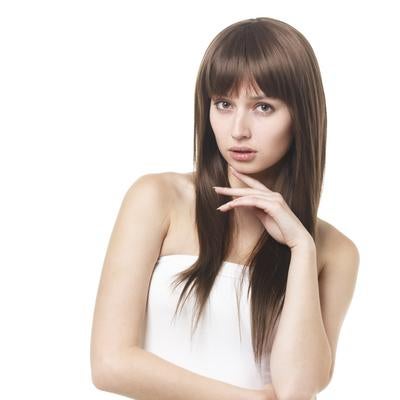 あごに手を添えるロングヘアのロシア人女性の写真