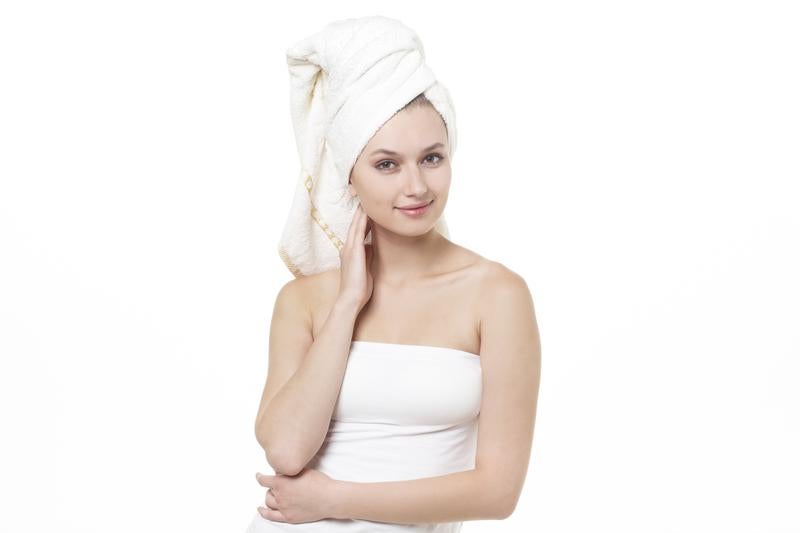 タオルを頭に巻いた風呂上がりの女性