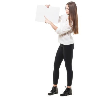 白い紙を両手で持ち上げて内容を確認している女性の写真