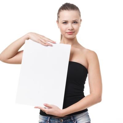 黒いベアトップを着て白いパネルを持つ女性の写真