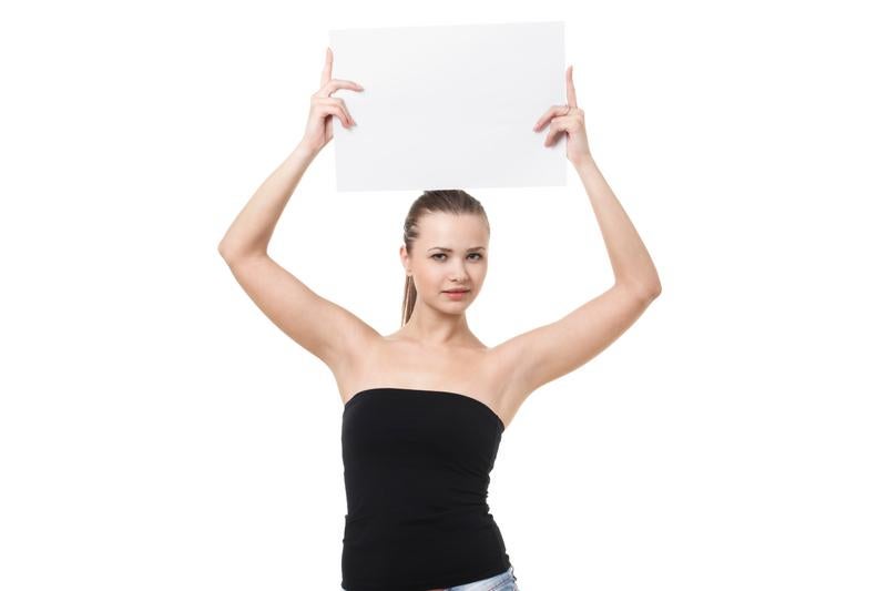白いパネルを持って上に向ける女性モデルの写真