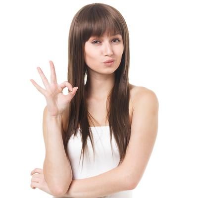 OKサインをする女性モデルの写真